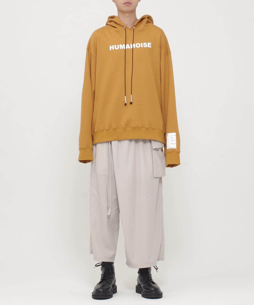 ウィザードのインスタグラム：「2019 Spring/Summer “Humanoise System"  Offical Web Store  https://wizzard.stores.jp/  In store now  PULLOVER HOODIE  シルケットを程よく施し、ハリ感と光沢をもたせた高級感ある裏毛を使用。 程よくハリ感を持たせた裏毛がシルエットをキープ。 ショート丈のワイドシルエット。 フードに通った金属管のついたドローコードがアクセントになっています。  #wizzard_fac #wizzard #fashion #tokyofashion  #streetfashion  #fashionphoto  #streetwearbrand  #streetwearaddicted #19ss #ウィザード #メンズファッション #ファッション #モード #モード系ファッション」