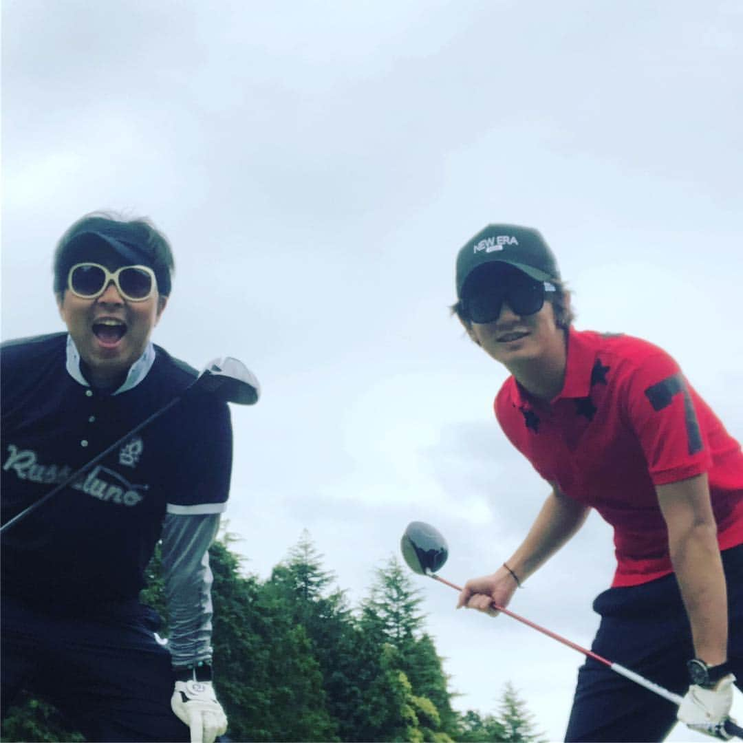 大倉士門さんのインスタグラム写真 - (大倉士門Instagram)「今日は朝早くから 平井の兄貴とゴルフ🏌️‍♂️⛳️ なんと私、初コース。 コースデビューしました。 やっとや〜。 ただ楽しすぎる。。❤️😭 完全にどっぷりハマってしまってる。 早く振りたい振りたい🏌️‍♂️ 素晴らしい人生のゴルフライフ 送らせてもろてます〜。。🤗 早くまた行きたい！そして、上手くなりたい！！ 人生がさらに濃いものになりそうです。」4月23日 19時58分 - shimonsmile