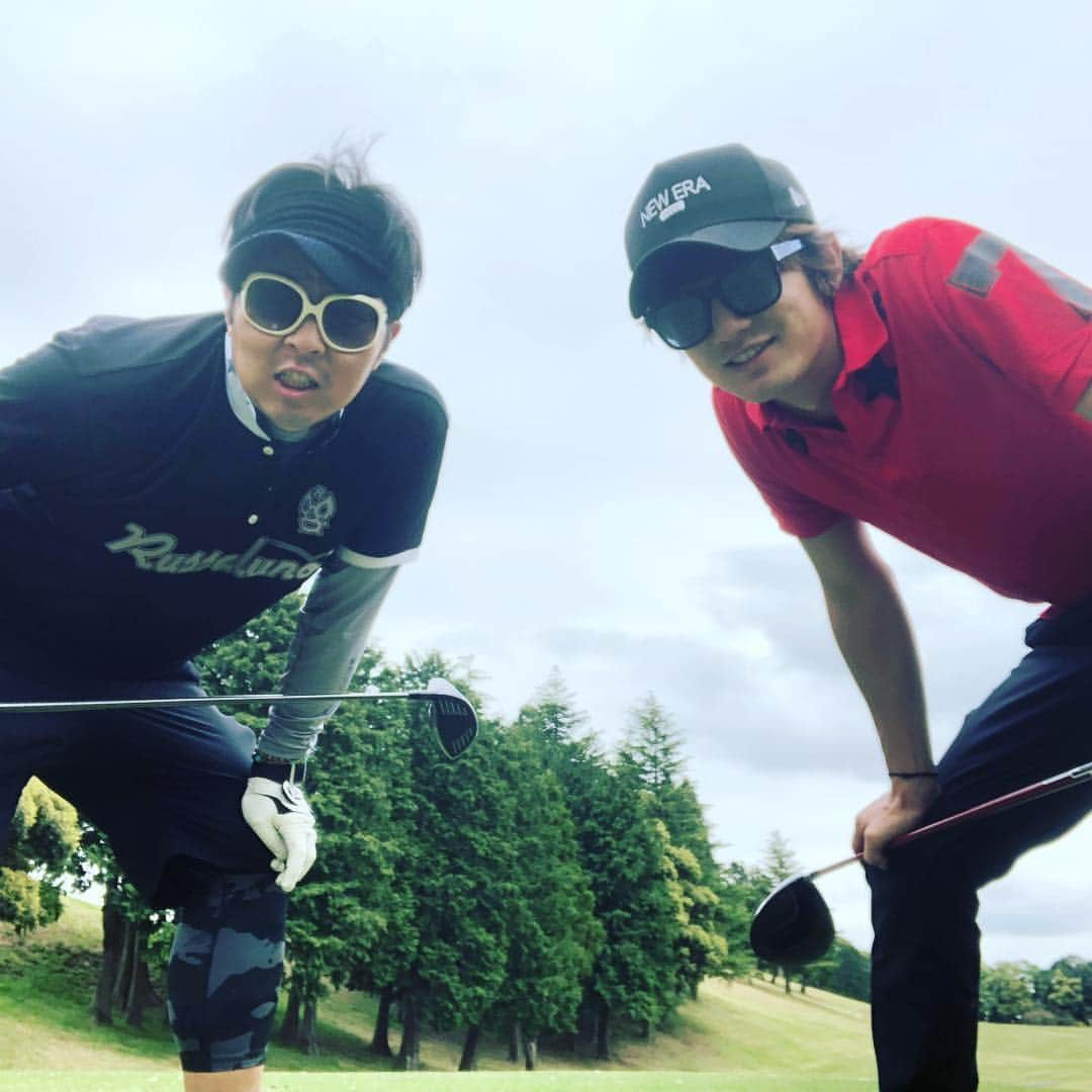 大倉士門さんのインスタグラム写真 - (大倉士門Instagram)「今日は朝早くから 平井の兄貴とゴルフ🏌️‍♂️⛳️ なんと私、初コース。 コースデビューしました。 やっとや〜。 ただ楽しすぎる。。❤️😭 完全にどっぷりハマってしまってる。 早く振りたい振りたい🏌️‍♂️ 素晴らしい人生のゴルフライフ 送らせてもろてます〜。。🤗 早くまた行きたい！そして、上手くなりたい！！ 人生がさらに濃いものになりそうです。」4月23日 19時58分 - shimonsmile