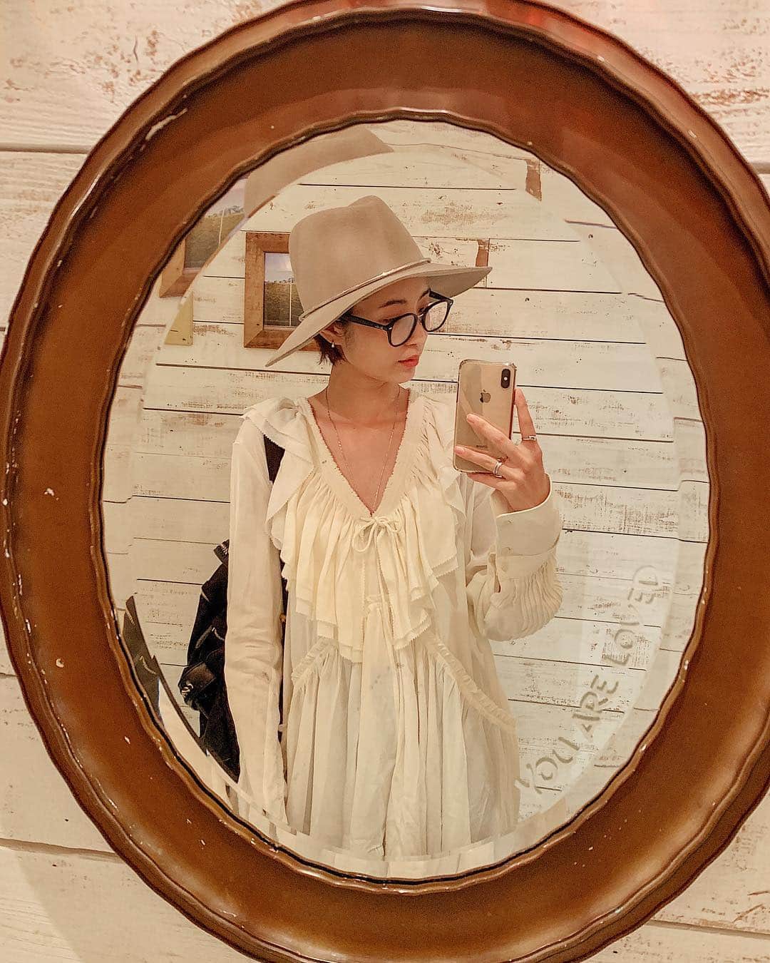 izu（出岡美咲）さんのインスタグラム写真 - (izu（出岡美咲）Instagram)「眼鏡に帽子で打ち合わせな日。 嬉しい事が少しずつ 動いています。😌✨」4月23日 20時01分 - izu_stagram