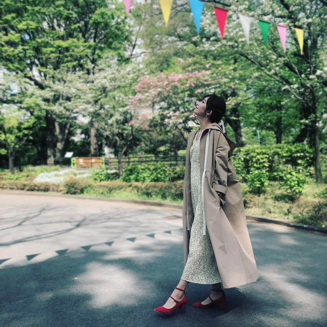 折原みかさんのインスタグラム写真 - (折原みかInstagram)「新緑の季節 上を向いて歩こう  トレンチコート▶️ココディール ワンピース▶️ココディール #cocodeal #ワンピース #春ワンピース #ファッション #春 #新緑 #公園 #新宿中央公園 #shinjuku #cordinate #fashion #アパレル #model  #sサイズモデル #新作ワンピース #赤パンプス #カラフル #上を向いて歩こう #ローヒール #ポートレート #ファインダー越しの私の世界 #影 #昼下がり」4月23日 20時04分 - mikaorihara