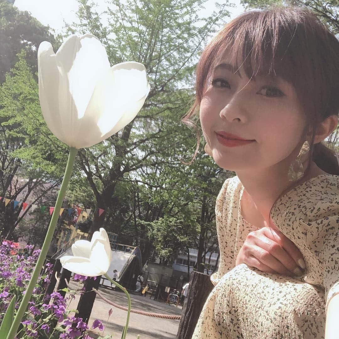 折原みかさんのインスタグラム写真 - (折原みかInstagram)「春の公園は甘ーい香りがする🌷💕 #チューリップ #お花好き #新宿中央公園 #春 #flawers🌸 #花壇 #春の公園 #新緑の季節 #野に咲く花のように #花壇 #ちゅーりっぷ🌷 #初夏 #レトロワンピース #cocodeal #ココディール #followme #sサイズモデル #キス顔 #くんくん #甘い香り #いいお天気 #いい香り #ポニーテール #後れ毛アレンジ #リボンゴム #ヘアアレンジ #小花柄ワンピース #赤リップ #ipsa #昼下がり #自撮りポートレート」4月23日 20時09分 - mikaorihara