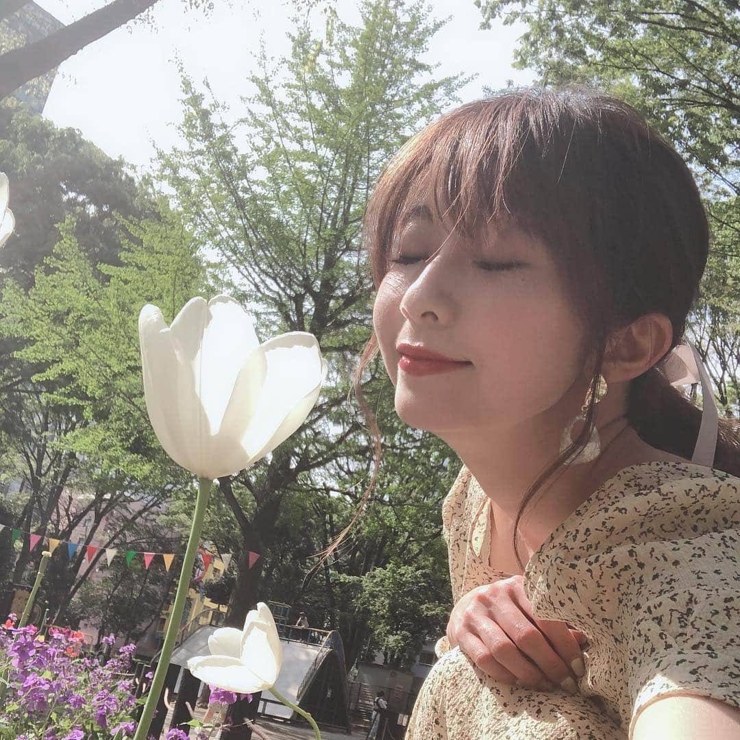 折原みかさんのインスタグラム写真 - (折原みかInstagram)「春の公園は甘ーい香りがする🌷💕 #チューリップ #お花好き #新宿中央公園 #春 #flawers🌸 #花壇 #春の公園 #新緑の季節 #野に咲く花のように #花壇 #ちゅーりっぷ🌷 #初夏 #レトロワンピース #cocodeal #ココディール #followme #sサイズモデル #キス顔 #くんくん #甘い香り #いいお天気 #いい香り #ポニーテール #後れ毛アレンジ #リボンゴム #ヘアアレンジ #小花柄ワンピース #赤リップ #ipsa #昼下がり #自撮りポートレート」4月23日 20時09分 - mikaorihara