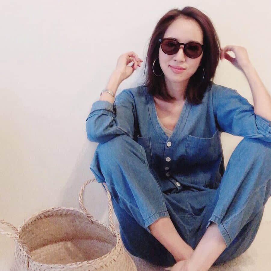 石田 祥子さんのインスタグラム写真 - (石田 祥子Instagram)「半目対策に欠かせない🕶笑 . #昼はサングラス #夜はメガネ . @zoff_eyewear  の２WAYグラス Zoff NIGHT&DAY♡ 商品番号:ZN191G01_49A . . マグネットでワンタッチ装着出来ます(ストーリーズに挙げました) . . 紫外線も反射光もカット!! . 1本で1日カバーしてくれるので バッグの中がスッキリしています . . ちゃんと目を閉じて眠れるようになりたい。笑 . . . #Zoff #eyewearstyle #fashion  #メガネ #サングラス #ZOFFコーデ #pr」4月23日 20時05分 - shoko_ishida