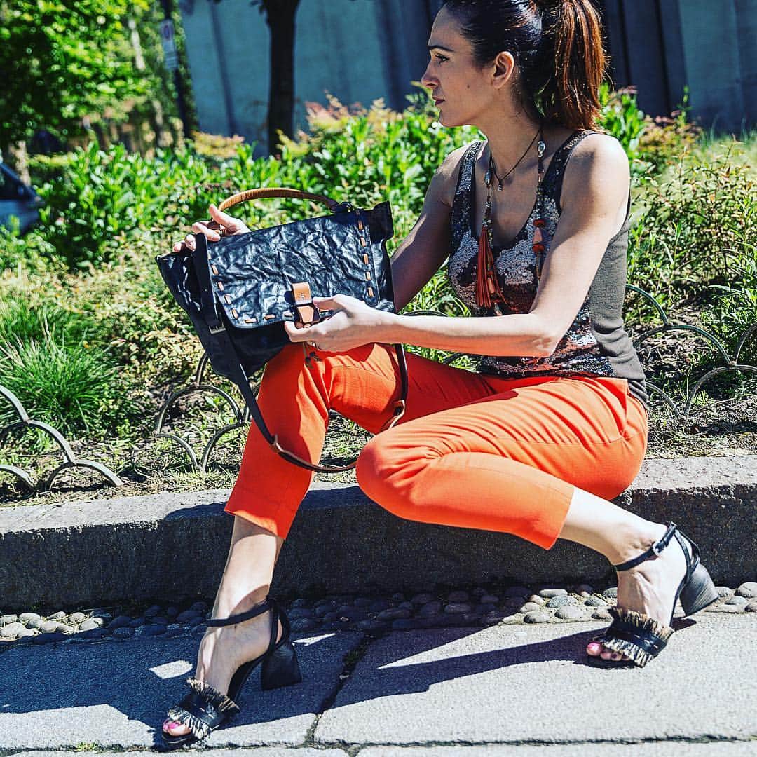 エンリーベグリンのインスタグラム：「Do what you can, with what you have, where you are. #henrybeguelin#vegetaltannedleather#bag#Marzia#black#brown#」