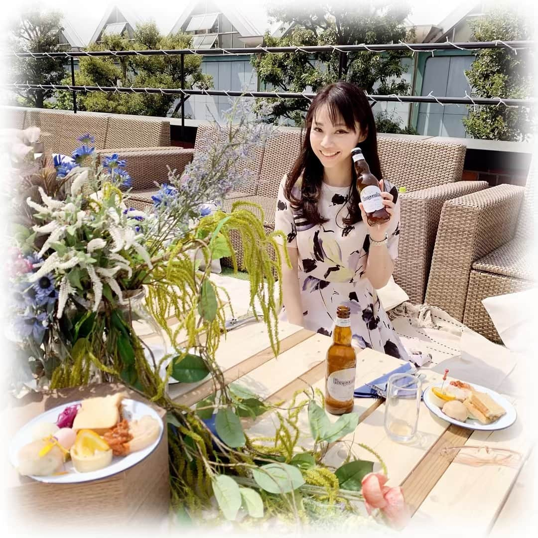 柴本愛沙さんのインスタグラム写真 - (柴本愛沙Instagram)「🍽 都会の緑の中でピクニック♡ ヒューガルデンが送る”URBAN PICNIC”へご招待いただきました♡ 外で食事をするのが楽しい季節になりましたね🥪  都内とは思えないくらい 緑広がる素敵な空間でした✨ .  １か月前まで自然いっぱいの大分県にいたので、 コンクリートまみれの都会に やや疲れを感じ始めてきたところ。  でも、少しだけ見方を変えれば 都会にいながらも 癒しを感じることができるんですね！ .  そんな思いを感じ取ってくださったのか、 ヒューガルデンさんが一流のシェフのお食事を PRIME CHEFでデリバリーしてくださって、 いつもとは違う開放的な空間の中、 最高のランチタイムになりました♡  #ヒューガルデン #乾杯 #ピクニック #デリバリー#PRIMECHEF #URBANPICNIC #PICNIC #EXPERIENCE #PARTY #ワンランク上のひと時 #ランチ #ランチタイム #happy #都会の中の癒し #至福の時間  #🍻 #青山ガーデン #アウトドア #お外ごはん #deli #そとごはん」4月23日 20時07分 - aisa_shibamoto