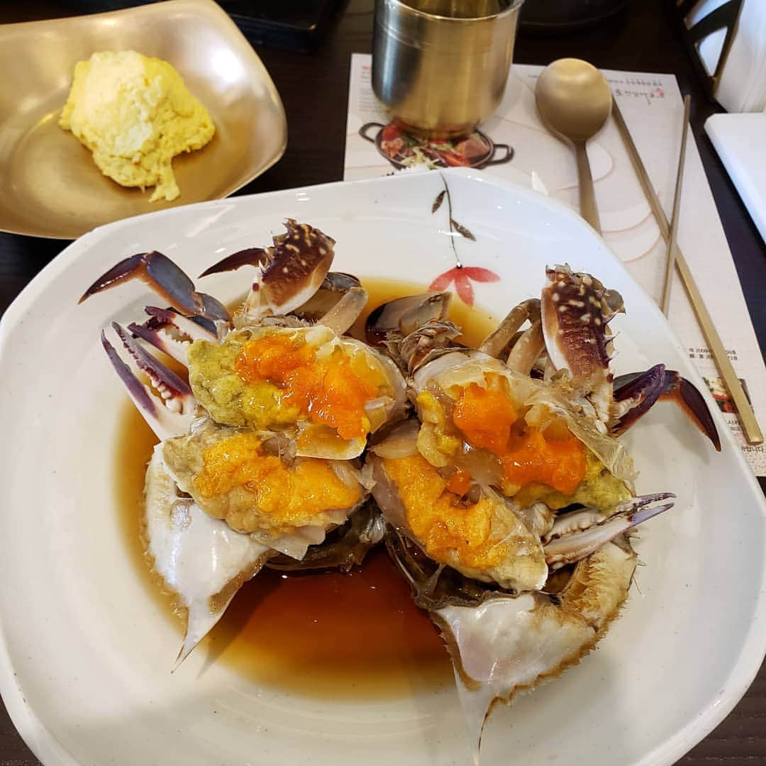鈴木Q太郎のインスタグラム：「カンジャンケジャン！ #日本であまり #食べれる所無いから #いつか韓国に #食べに行きたいと思ってたけど #なんと仕事で #韓国で食べれました #激うまでした #メインも最高ですが #残った味噌にご飯混ぜて #食べるともうヤバイ #あーまた食いたい」