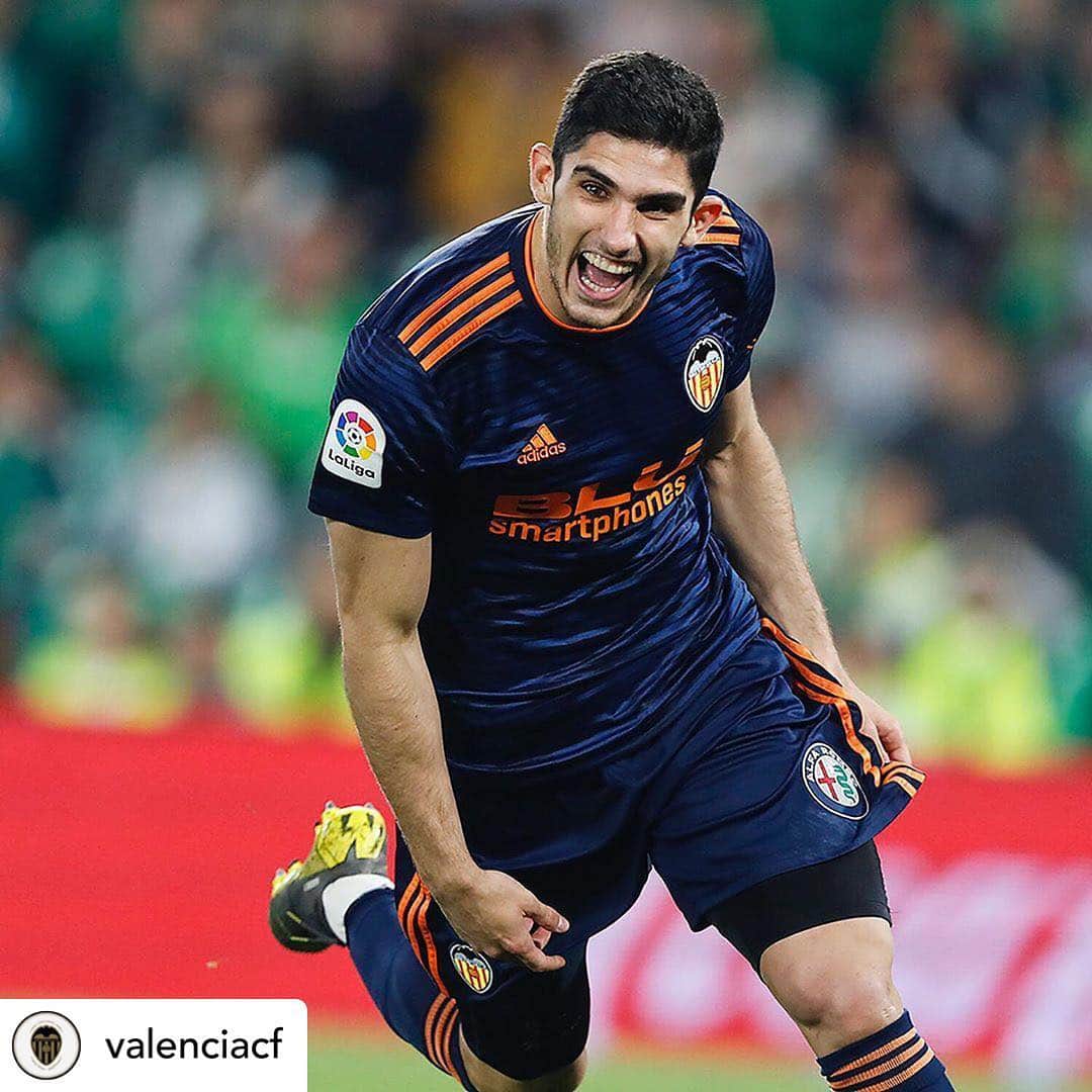 LFPさんのインスタグラム写真 - (LFPInstagram)「8️⃣ G⚽️ALS in his last 10 games... @goncaloguedes15 is LIT! 🔥 • #Guedes #Valencia #Fire #Goals #LaLiga #LaLigaSantander」4月23日 20時14分 - laliga