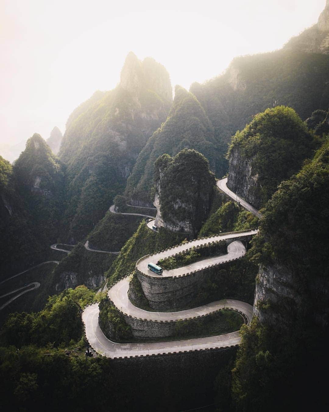 Discover Earthさんのインスタグラム写真 - (Discover EarthInstagram)「What an amazing sunrise view over the 99 sharp curves on the road up to the mountain peak of Tianmen Mountain in China ! 🇨🇳⛰ Is visiting China on your bucket list ? Tag the people you would want to go with ! — 📍#DiscoverChina — 📸 Photo by @withluke」4月23日 20時16分 - discoverearth