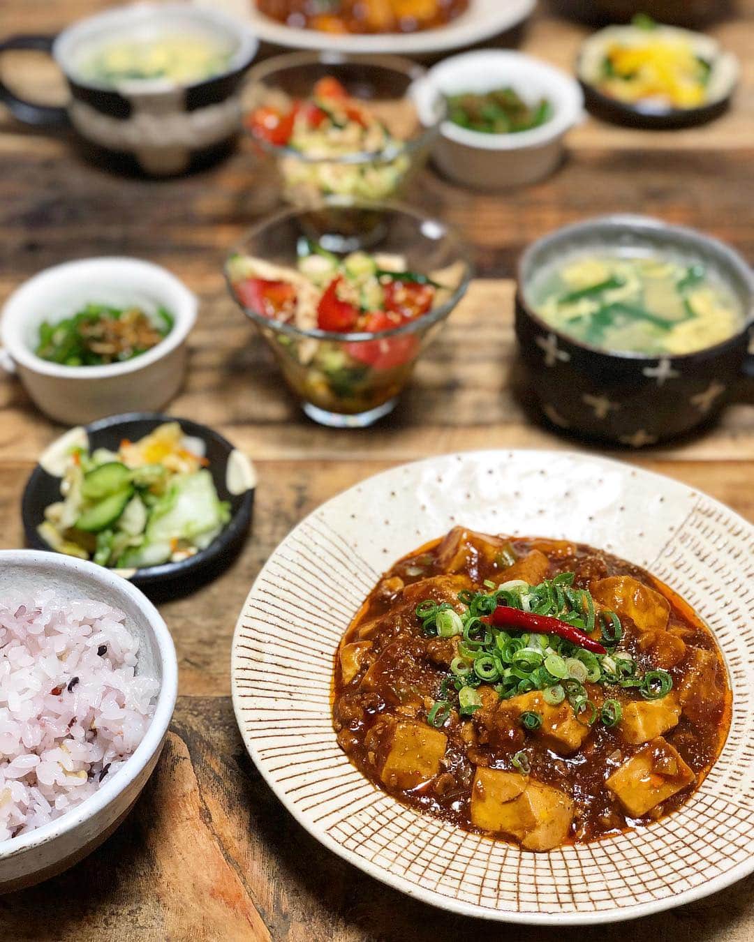 chaako ちゃあこのインスタグラム：「2019.4.23 * * 今日の晩御飯٩(๑❛ᴗ❛๑)۶ * ＊辛ーい麻婆豆腐 ＊ささ身と胡瓜の中華風サラダ ＊ピーマンのカリカリじゃこ炒め ＊お漬物 ＊ニラ玉スープ ＊雑穀米入りごはん * でした(๑´ڡ`๑) * 今日は、先々週からリクエストされてた麻婆豆腐。 相変わらずの辛さです(￣m￣*) * 麻婆豆腐のレシピは→#ちゃあこレシピ にあります。 * * * 昨日めっちゃ暑かったので、扇風機出したのに、今日は雨が降ってて肌寒いー( ꒪⌓꒪) * でもまだヒーターもこたつ布団も片付けてないので、扇風機と混同してリビングが変な感じに(笑) * そろそろエアコンも試運転しとこうかな。 3年前、長崎へ引っ越す直前に、 痛い目にあったから(笑)ε- (´ー`*) * はなちゃんが暑いって感じる日がない様に♡ * * *」