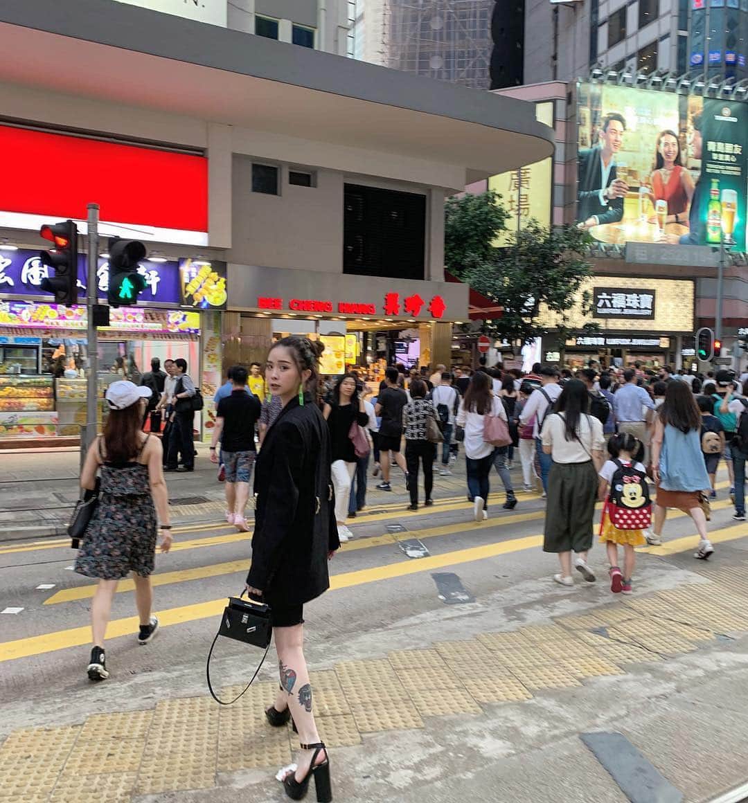 Abby Chenのインスタグラム：「我在上海胖的這次在香港都莫名瘦一小圈回去了 意外的禮物吧💚」