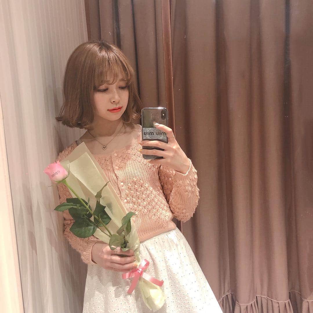 飯坂采子さんのインスタグラム写真 - (飯坂采子Instagram)「🌹 #code  @epineofficial のプレオープンに遊びに行ったときの コーデ🦢💕 @lily_brown_official の サーモンピンクのカーデは、お気に入りで 長く愛用してるもの🎶ぽこぽこデザインが可愛すぎ😫💞 コットンのレーススカートは @gu_global ので プチプラだけど裏地もついてて、生地もしっかりしてるから シワがつきにくくて気軽に履きやすくてらくちんで好き💞 . 最近、急に暑くなってきたから本格的に 紫外線対策をはじめたのと初夏に向けてコスメ収集が 趣味になりつつある🍊🍃ぽかぽか陽気だと ショッピングビルの中で、お買い物とかぢゃなくて 都内で癒しを感じられるような場所へ お出掛けしたいけれど、なかなかないんだよね(*_*) 普段、休日はお部屋に引きこもりがち😫 #あや_ふく  #epine#dior#honeysalon#lilybrown#gu#cherry #エピヌ#ディオール#ハニーサロン#リリーブラウン #ジーユー#エピラーさんと繋がりたい#Sサイズ#おちび #低身長#150cm#プチプラ#プチプラ服#プチプラコーデ」4月23日 20時23分 - ayamini316