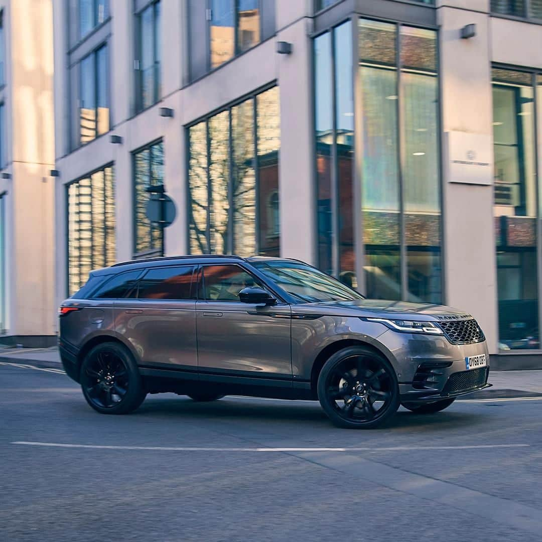 Land Roverさんのインスタグラム写真 - (Land RoverInstagram)「Contemporary style paired with Range Rover's heritage of design on every corner - #RangeRover #Velar. Search 'Range Rover Velar Test Drive' to book now  #4x4 #CarsofInstagram #Instacar #Design #AutomotiveDesign #Car #Cars #CityLife #CityStyle」4月23日 20時30分 - landrover