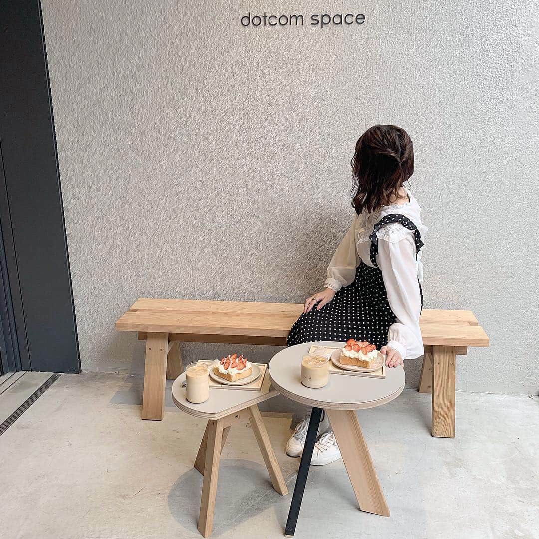 isutaさんのインスタグラム写真 - (isutaInstagram)「. 東京・表参道にあるカフェ「dotcom space Tokyo（ドットコムスペース トーキョー）」をご紹介♡ . 「東京ブルー」をテーマに建築家の芦沢啓治さんが手がけた、コーヒーとデザイン、テクノロジーが融合された3月にオープンしたばかりのお店なんです♩ . コーヒーメニューはもちろん、軽食にぴったりなトーストが楽しめます❤︎ 韓国チックないちごトーストは期間限定なんだそう！ . 可愛い写真が撮れること間違いなしなので、ぜひ遊びに行ってみてくださいね！ _____ dotcom space Tokyo Open：9:00〜21:00 close：月曜日 access：東京都渋谷区神宮前1-19-19 B1階 _____ Photo by @_naberio_ @sajaza1i @kanasanpo_1106 @0153b4 . #isuta #isutapic #isutacafe #イスタ #dotcomspacetokyo #表参道カフェ」4月23日 20時25分 - isuta_jp
