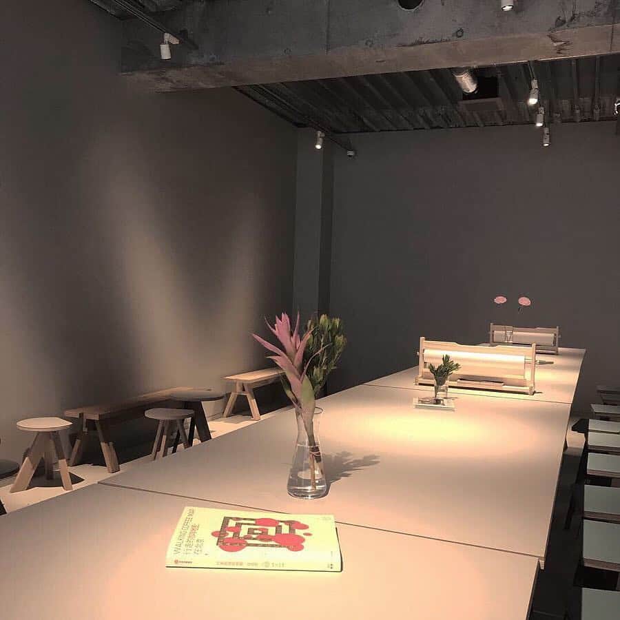 isutaさんのインスタグラム写真 - (isutaInstagram)「. 東京・表参道にあるカフェ「dotcom space Tokyo（ドットコムスペース トーキョー）」をご紹介♡ . 「東京ブルー」をテーマに建築家の芦沢啓治さんが手がけた、コーヒーとデザイン、テクノロジーが融合された3月にオープンしたばかりのお店なんです♩ . コーヒーメニューはもちろん、軽食にぴったりなトーストが楽しめます❤︎ 韓国チックないちごトーストは期間限定なんだそう！ . 可愛い写真が撮れること間違いなしなので、ぜひ遊びに行ってみてくださいね！ _____ dotcom space Tokyo Open：9:00〜21:00 close：月曜日 access：東京都渋谷区神宮前1-19-19 B1階 _____ Photo by @_naberio_ @sajaza1i @kanasanpo_1106 @0153b4 . #isuta #isutapic #isutacafe #イスタ #dotcomspacetokyo #表参道カフェ」4月23日 20時25分 - isuta_jp