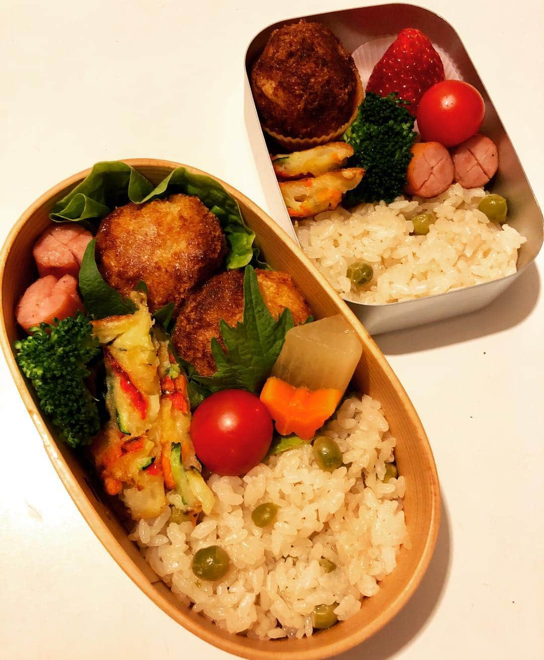 甘糟記子さんのインスタグラム写真 - (甘糟記子Instagram)「今日のお弁当！  昨日作ったコロッケを揚げて( ^ω^ )  あとは、チヂミ、大根と人参を出汁で炊いたもの、ウィンナー、トマト、ブロッコリー、豆ご飯です(๑˃̵ᴗ˂̵) 息子殿、好きなものばかりだったので、今日はあっという間に食べ終わっちゃったよ〜！ですと（笑）  よかった、よかった(//∇//) #甘糟ご飯#ご飯#昼ごはん#ランチ#ランチボックス#弁当#曲げわっぱ#わっぱ弁当 #コロッケ#豆ご飯#japan #japanese#japanesestyle #japanesefood #lunch#lunchbox#bento」4月23日 20時35分 - norihey924