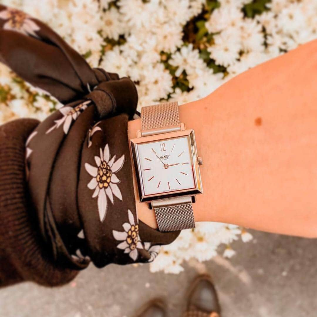 Henry London Official page of Britishさんのインスタグラム写真 - (Henry London Official page of BritishInstagram)「Back to work today...but at least summer is almost here! Our Heritage Square looks great styled with delicate florals by @nastlv . . . #summer #florals #leather #gold #goldwatch #square #squarewatch #vintagestyle #vintagedesign #classic #classicdesign #boyfriendstyle #unisex  #londondesign #britishdesign #scandistyle #sleekdesign #womw #wristwatch #wristwatchcheck #accessoriesoftheday  #wristcandy #horologie #horology #luxurywatch #lovewatches #dailywatch #midcenturydesign #timepiece #blossom」4月23日 20時36分 - henrywatches