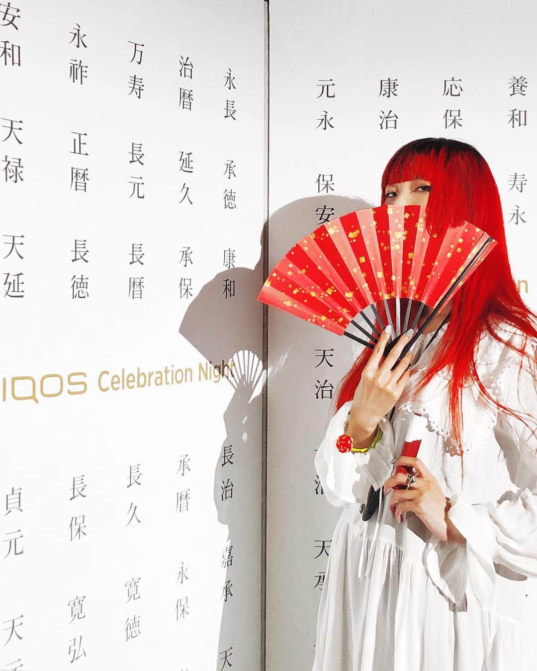 si ouxのインスタグラム：「#IQOSThisChangesEverything #IQOSアンバサダー #IQOSJapan  thank you @iqos_jp !  IQOSのNIPPON 祝賀モデル発表イベントに行ってきました！ NIPPON 祝賀モデルは日本愛を感じる紅白カラー🇯🇵イベントもこれまでの元号が連ねられた屏風があったり、入場パスが水引だったりと(1枚目私の腕を参照)、日本らしさをたっぷり感じられるもので、着物で来たかったなあとか思ったり・・・ これから控える改元、日本の新たな門出を祝う祝賀ムード満点のイベントでした！  あと少しで平成の時代から令和の時代へと切り替わるわけですが、なんだか毎年迎えてるお正月の超！超！スペシャル特大号って気分です。カウントダウンとかしちゃうんだろうな。  詳しくはIQOSストア、公式IQOSのサイトで確認してみてください✨ ※成人喫煙者向けの本製品には、リスクがないわけではありません。」