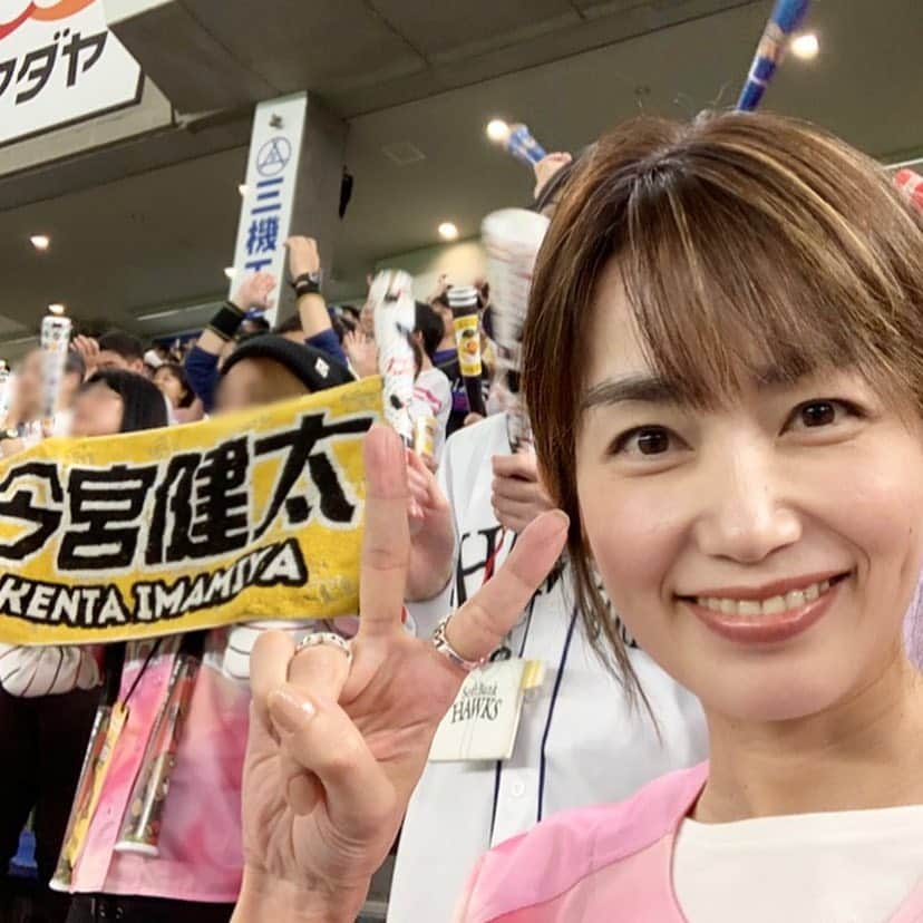 武藤京子さんのインスタグラム写真 - (武藤京子Instagram)「* 昨日は @softbankhawks_official vs @orix_buffaloes の 野球観戦に⚾️ * この日は  ソフトバンクホークス主催の 「タカガールデー」 女性入場者全員に配られた ピンクのユニフォームで応援したよ🙋🏻 * * #softbankhawks  #ソフトバンクホークス  #タカガールデー  #再投稿しました #先程いいね下さった方ごめんなさい #ブログ更新しました  #プロフィールにブログのリンク貼ってます」4月23日 20時42分 - kyokomuto0628