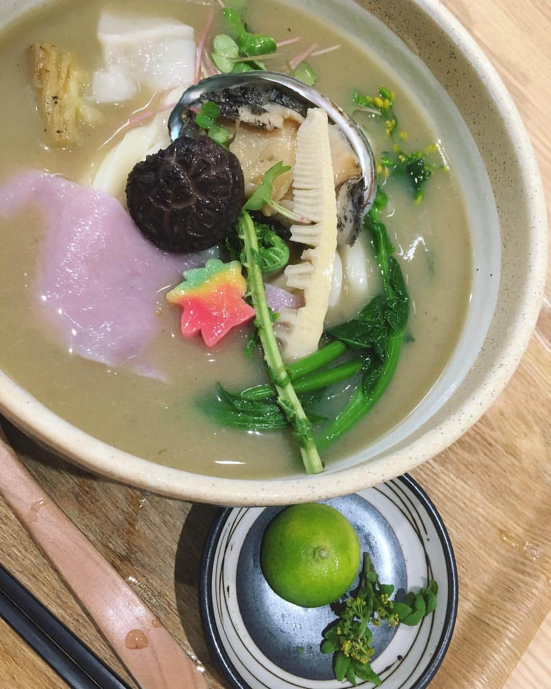 あだち理絵子さんのインスタグラム写真 - (あだち理絵子Instagram)「参観前にズズっといったろうと #ウドンダイニングコナミズシオ  に入店！  開店前は列ができる人気店 13時40分はいけたっ。  売り切れてなくて良かったー😊  種類も豊富て悩むが悩む時間はない、 感じのいい女性店員さんに尋ねると 初めての方は その日のスペシャルを頼むということで  #冷製蒸し鮑と旬菜の茄子すり流しうどん  に。 めちゃ豪華やん。  ふーむ！  茄子と出汁、 いろんな風味が良い。  で、びっくりするほど 麺がコシだけでなくもちもち。  何回も噛まなあかんぐらい。 で、うどんの表面はにゅるりと柔らかい。  ほーー、美味い。  途中で、柚子と花山椒をトッピングして味をチェンジ。 少し濃すぎる感もあるが、 これは再来して、他のも食べてみたい。  残念なのは シェフが料理づくりに熱入りすぎてか余裕なくて スタッフに対して口うるさい。（笑）  客からかかってくる電話に すばらしく愛想よく応える女性スタッフさんに  今忙しいから切れとか。  いや、出てしまたった以上、丁寧なんが正解じゃね？と思うのだけれど 自分の作業しか考えてなくて厳しすぎて。  店内にいる客に聞こえるからね(^◇^;) 職人と、サービス業のプロの相違を見たなぁ（笑）  #堺筋本町グルメ #谷四グルメ #うどん名店 #あだちおすすめメシ #あだち食べログ  3.6」4月23日 20時42分 - adachi.rieko