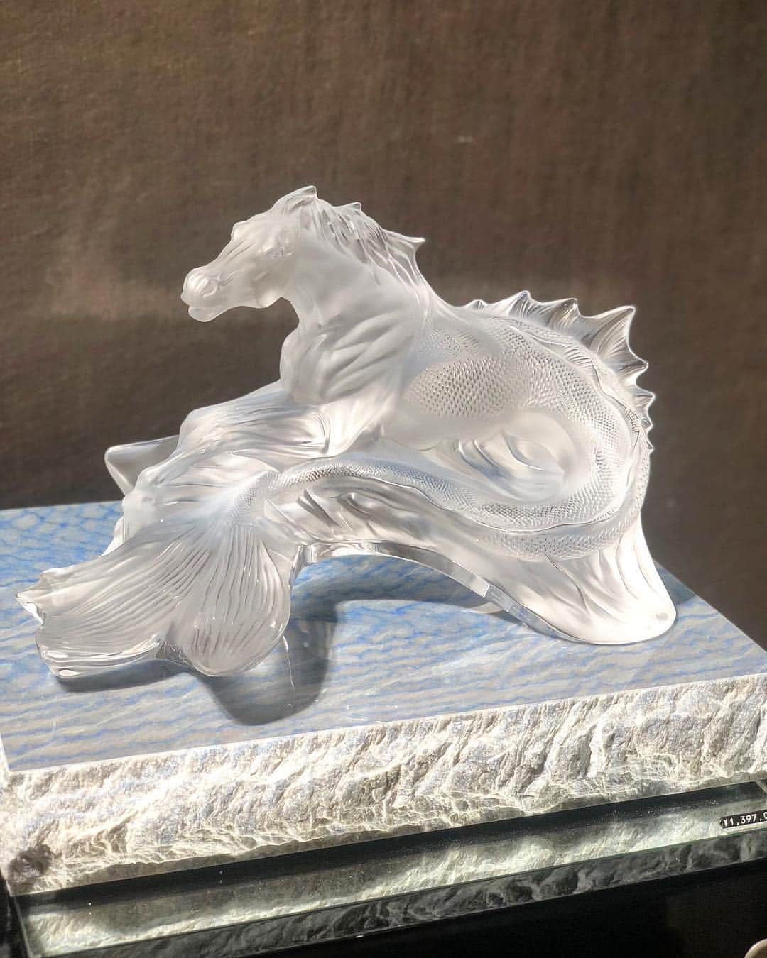 雨宮みずきさんのインスタグラム写真 - (雨宮みずきInstagram)「． @lalique が4月26日からオープン するということで先駆けでレセプションへ 招待していただき行ってきました☺️‼️ ． 今回はMy First Lalique という のがコンセプトになっていて キャンドルや香水、アクセサリー など手に取りやすいものが たくさん揃っていました☺️❤️ 私も新作のアクセサリーや指輪が 気になったものが何点かあったので購入したよ😍💓 ． 他にもワインや、現代芸術アーティストと コラボしたアート作品などもたくさんあって お店の中もお洒落でラグジュアリーな空間でした🐎🍷✨ ． #ラリック #Lalique #ラリックジャパン #MyFirstLALIQUE #ラリック銀座本店 #LaliqueGinza #laliquejewelry #laliquecrystal #laliquejapan #jewelry #銀座 #ginza #tokyo」4月23日 20時43分 - ammymzk0926