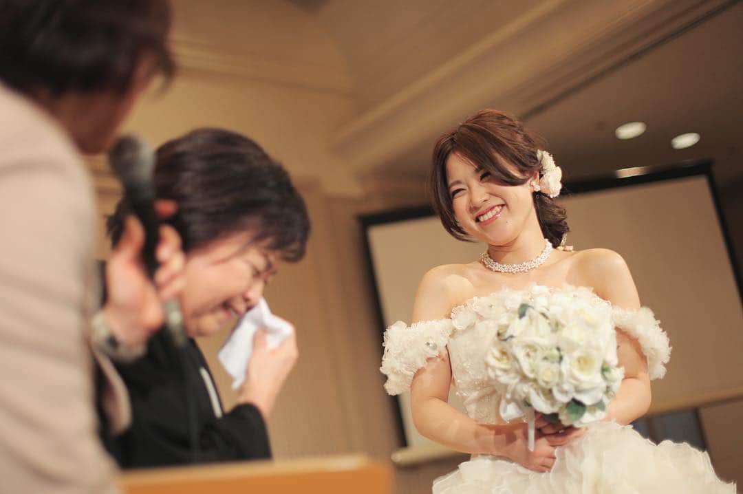 家族挙式さんのインスタグラム写真 - (家族挙式Instagram)「@kazoku_wedding をフォローして、 #家族挙式 でお写真を投稿してくださいね＊* . ------------------- 結婚式は今までたくさんお世話になったご両親に感謝を伝える場でもあります･* 一生の記憶に残る素敵なお時間をお過ごしいただけるようお手伝いいたします♩  会場名：リーガロイヤルホテル広島 ------------------- . ❁テレビCM放映中 ▹▸ ”家族挙式ベスト”なら 【挙式・衣裳・美容・写真】が含まれたプランが97,200円〜叶います＊ ▽予約はTOPのリンクから❁ >>> @kazoku_wedding ------------------- #家族挙式 #ベストアニバーサリー #家族 #Family #家族婚  #bestanniversary #少人数婚 #wedding #ウェディング #結婚式#フォトウェディング #プレ花嫁 #卒花 #日本中のプレ花嫁さんと繋がりたい #花嫁 #卒花嫁 #国内挙式  #結婚式準備 #weddingtbt #プラコレ#Dressy花嫁 #2019年春婚 #2019年夏婚 #2019年秋婚#2019年冬婚 #セントアクアチャペル #洋装 #ウェディングドレス #介添」4月23日 20時43分 - kazoku_wedding