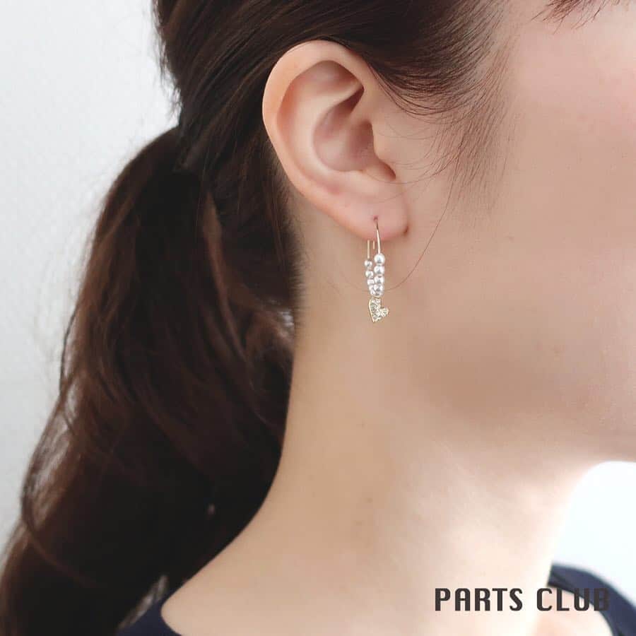 パーツクラブ Partsclub 公式アカウントさんのインスタグラム写真 - (パーツクラブ Partsclub 公式アカウントInstagram)「・﻿ ﻿ 💠＜2019年春＆夏オススメ商品/第5弾（その2）＞💠﻿ ﻿ エレガントなパールで作る！﻿ 初めての方も安心！簡単アクセサリー♪﻿ ﻿ ﻿ ﻿ 〜プチハートが光るフープピアス♪〜﻿ ﻿ 🔧主な使用パーツ🔧﻿ ﻿ ・SW-1003100P-0（ホワイトパール）﻿ ・PT-303800-CR.G（チャーム・ハート）﻿ ・PT-301925-G（フープピアス）﻿ ﻿ ﻿ ﻿ ※商品の取り扱いは店舗（オンラインショップ含む）により異なります。﻿ ﻿ ﻿ #パーツクラブ公式アカウント﻿﻿﻿ #パーツクラブ#グランプレール﻿﻿﻿ #アクセサリー#パーツ#ビーズ#ビーズアクセサリー﻿﻿﻿ #ハンドメイド#ハンドメイドアクセサリー﻿﻿﻿ #手作りアクセサリー#ネックレス#手作りネックレス﻿﻿#ピアス#手作りピアス#イヤリング#手作りイヤリング﻿ #ハンドメイドネックレス#簡単ネックレス#簡単ピアス﻿ #パーツクラブ動画﻿﻿﻿ #partsclub#handmade#accessory」4月23日 20時44分 - partsclub_official