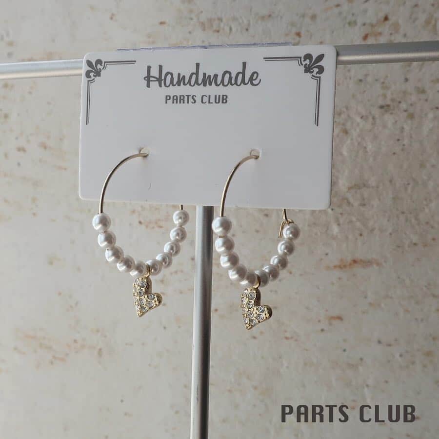 パーツクラブ Partsclub 公式アカウントさんのインスタグラム写真 - (パーツクラブ Partsclub 公式アカウントInstagram)「・﻿ ﻿ 💠＜2019年春＆夏オススメ商品/第5弾（その2）＞💠﻿ ﻿ エレガントなパールで作る！﻿ 初めての方も安心！簡単アクセサリー♪﻿ ﻿ ﻿ ﻿ 〜プチハートが光るフープピアス♪〜﻿ ﻿ 🔧主な使用パーツ🔧﻿ ﻿ ・SW-1003100P-0（ホワイトパール）﻿ ・PT-303800-CR.G（チャーム・ハート）﻿ ・PT-301925-G（フープピアス）﻿ ﻿ ﻿ ﻿ ※商品の取り扱いは店舗（オンラインショップ含む）により異なります。﻿ ﻿ ﻿ #パーツクラブ公式アカウント﻿﻿﻿ #パーツクラブ#グランプレール﻿﻿﻿ #アクセサリー#パーツ#ビーズ#ビーズアクセサリー﻿﻿﻿ #ハンドメイド#ハンドメイドアクセサリー﻿﻿﻿ #手作りアクセサリー#ネックレス#手作りネックレス﻿﻿#ピアス#手作りピアス#イヤリング#手作りイヤリング﻿ #ハンドメイドネックレス#簡単ネックレス#簡単ピアス﻿ #パーツクラブ動画﻿﻿﻿ #partsclub#handmade#accessory」4月23日 20時44分 - partsclub_official