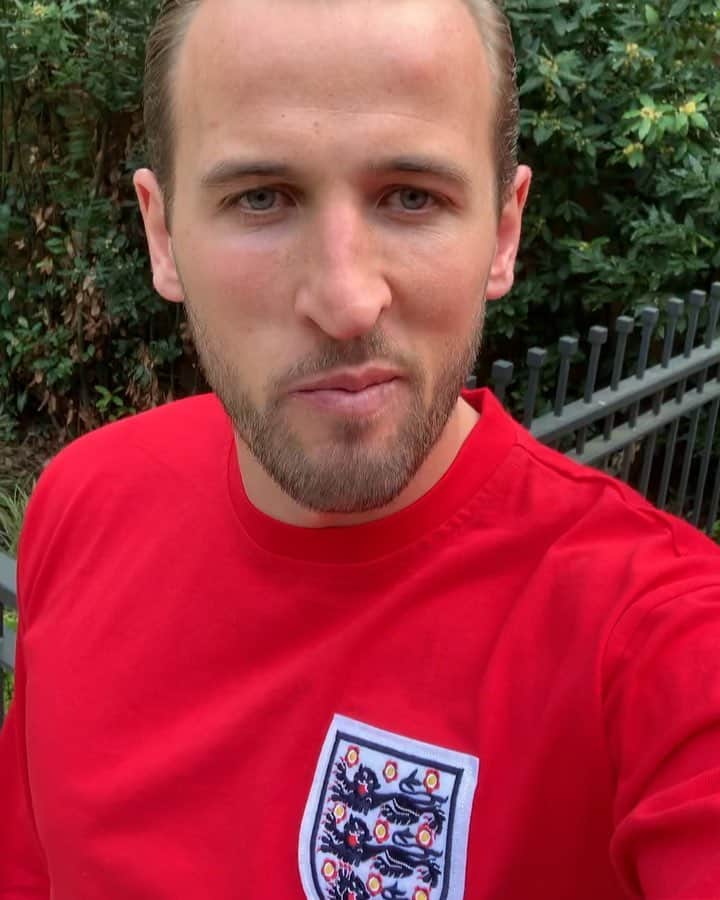 ハリー・ケインのインスタグラム：「Happy St George’s Day! It's #FootballShirtFriday this Friday...whoever you support wear your team colours and donate what you can to the Bobby Moore Fund for @cr_uk to help beat bowel cancer. More details via link in my bio.」