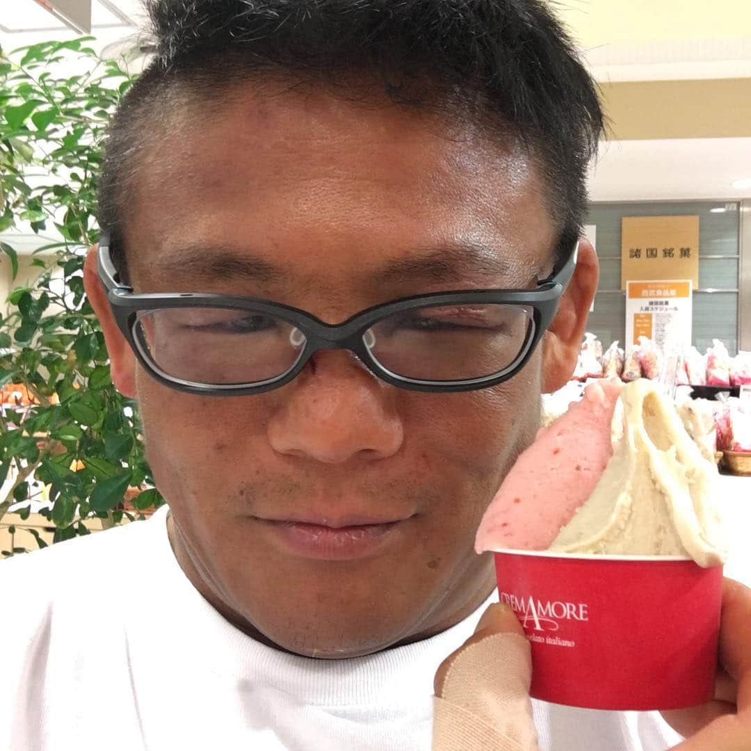 北岡悟さんのインスタグラム写真 - (北岡悟Instagram)「寿司からのアイス🍣→🍨 寿司撮り損ねる。 渋谷の西武が好きです。 声掛けられても「違います」としか言いませんが😈 #北岡悟 #藤井伸 #回し寿司活 #回し寿司活美登利 #回し寿司活西武渋谷店 #美登利寿司 #美登利寿司活  #cremamore #クレマモーレ #西武渋谷 #渋谷西武 #渋谷西武百貨店」4月23日 20時45分 - lotuskitaoka