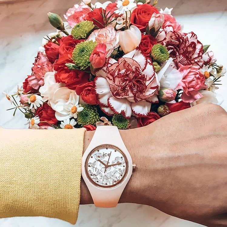 アイスウォッチさんのインスタグラム写真 - (アイスウォッチInstagram)「Earth laughs in flowers 🌺 Thank you @sandrasarapata 🤗 #icewatch #changeyoucan #iceflower #watch #flowers #happy #love #bloom #pink #red」4月23日 20時45分 - icewatch