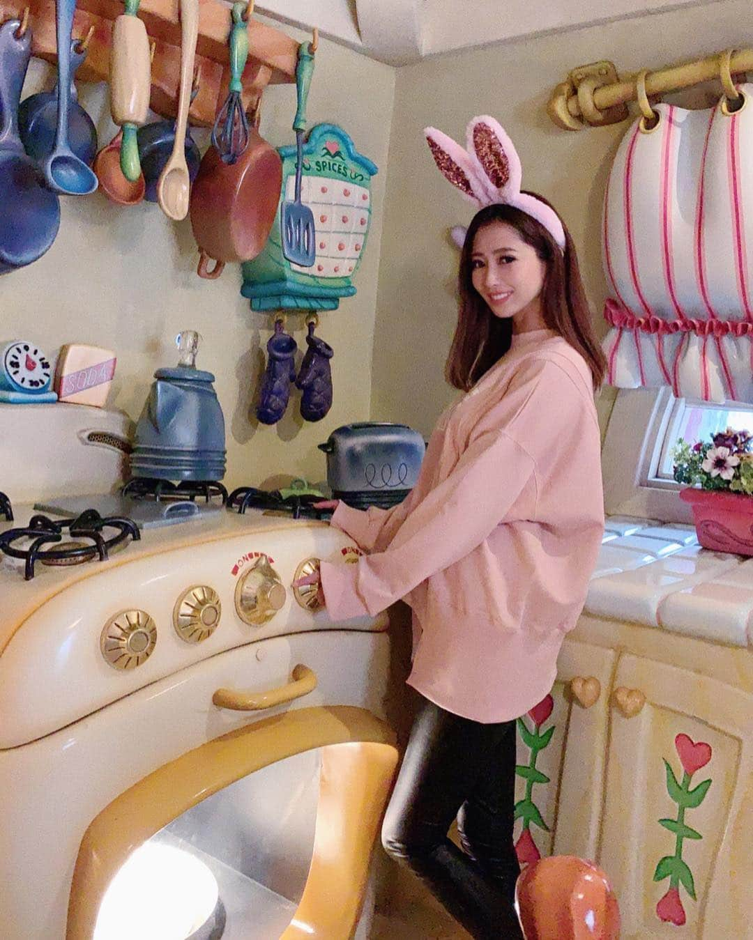 青木りえさんのインスタグラム写真 - (青木りえInstagram)「🐰 🐰 🐰 Disneyland🏰✨ . Easterの時期のディズニーは、やっぱり可愛い🥚💐 . 久々にミニーの家に行ったよ🎀ミニーちゃん家のキッチン可愛い🍳✨ . . #ミニー#disneyland#disney#ミニーちゃん#ディズニーランド#ディズニーイースター#ディズニーコーデ#Easter#🏰」4月23日 20時56分 - aokirie0418