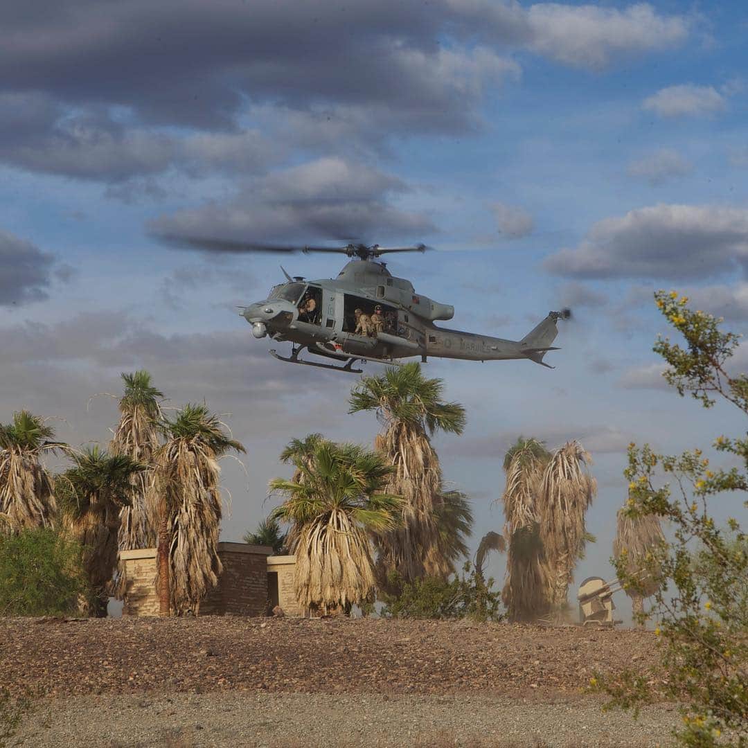 アメリカ海兵隊さんのインスタグラム写真 - (アメリカ海兵隊Instagram)「Proving Ground  Marines with @2dmardiv prepare to repel from a UH-1Y Venom aircraft in support of a battle drill exercise during Weapons and Tactics Instructor course 2-19 at Yuma Proving Ground, Arizona, April 5, 2019. (U.S. Marine Corps photo by Lance Cpl. Auburne D. Johnson)  #Marines #USMC #Aviation #Helicopter #UH1Y #Venom #WTI #Yuma #Arizona #Desert #Training #Military #Photography #Aviation #Aircraft #Training #Desert #Venom #Flight #Battle」4月23日 21時03分 - marines