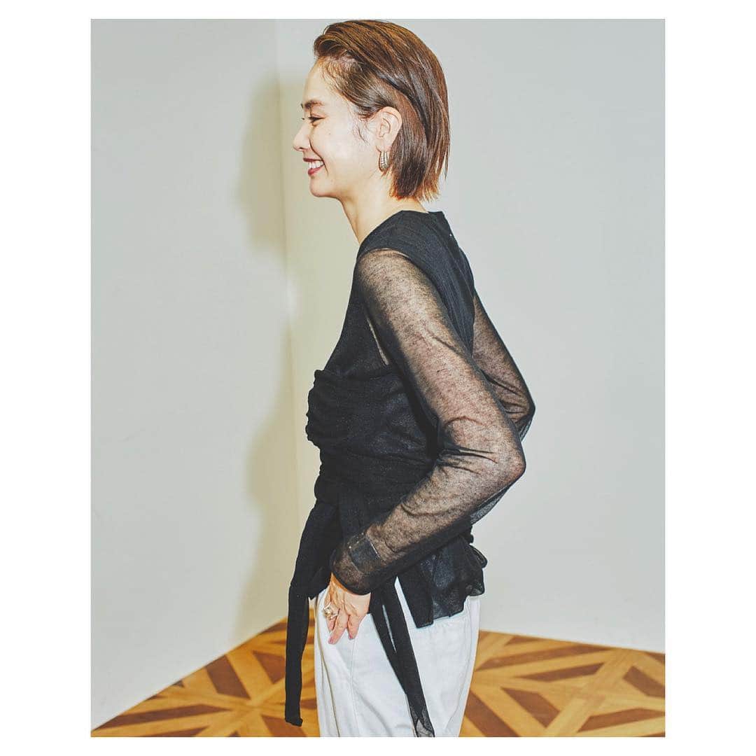 二ノ宮和佳子のインスタグラム：「West Ribbon Knit!! ウエストの両サイドから出ているリボンを、お好みで巻きつけて着て頂けます。 私は、ビスチェ風に巻きつけています。何通りも着られる服が好きです。 気分や、個性が活かせるから... #aewenmatoph #イウエンマトフ #腕の透け感も好き」