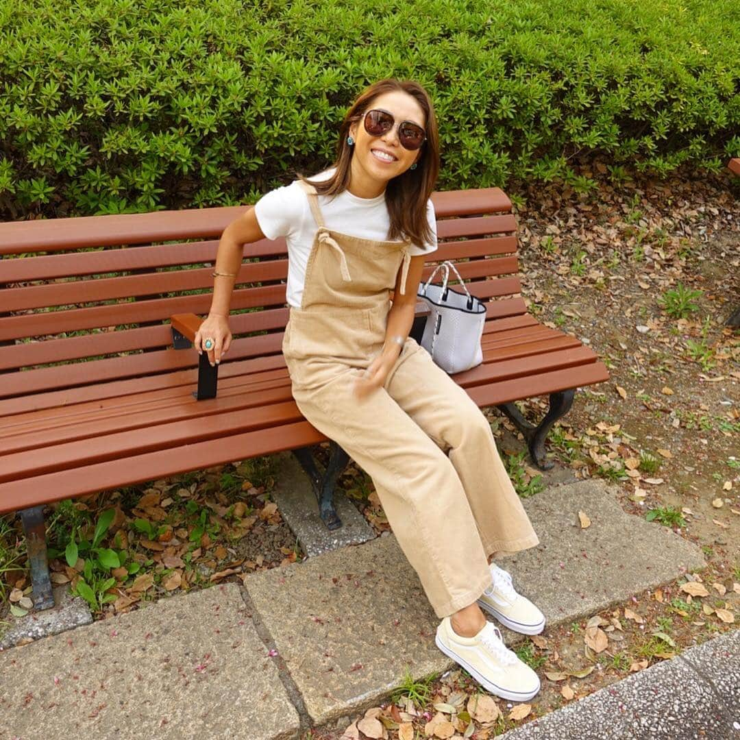 ETSUKOさんのインスタグラム写真 - (ETSUKOInstagram)「ゆる〜いサロペ着て公園行ってきた🌳 あったかいから気持ちいいね😊👍🏾 コーデ Tシャツ #UNIQLO サロペ #OceanPacific スニーカー #oldskool  bag #StateofEscape  #coordinate #ootd #fashion  #vans  #スニーカー #スニーカーコーデ #サロペット#ユニクロ #コーデ #コーディネート #カジュアルコーデ #カジュアルファッション #楽ちんコーデ  #秋コーデ #シンプルコーデ #大人女子 #大人カジュアルコーデ#プチプラ #プチプラコーデ #ラフコーデ #アラフォーコーデ」4月23日 21時04分 - lalanail_etsu