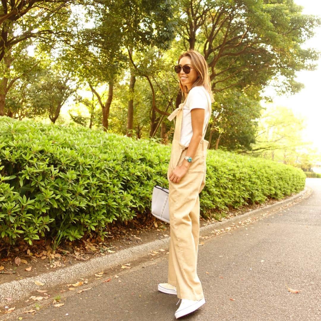 のインスタグラム：「ゆる〜いサロペ着て公園行ってきた🌳 あったかいから気持ちいいね😊👍🏾 コーデ Tシャツ #UNIQLO サロペ #OceanPacific スニーカー #oldskool  bag #StateofEscape  #coordinate #ootd #fashion  #vans  #スニーカー #スニーカーコーデ #サロペット#ユニクロ #コーデ #コーディネート #カジュアルコーデ #カジュアルファッション #楽ちんコーデ  #秋コーデ #シンプルコーデ #大人女子 #大人カジュアルコーデ#プチプラ #プチプラコーデ #ラフコーデ #アラフォーコーデ」