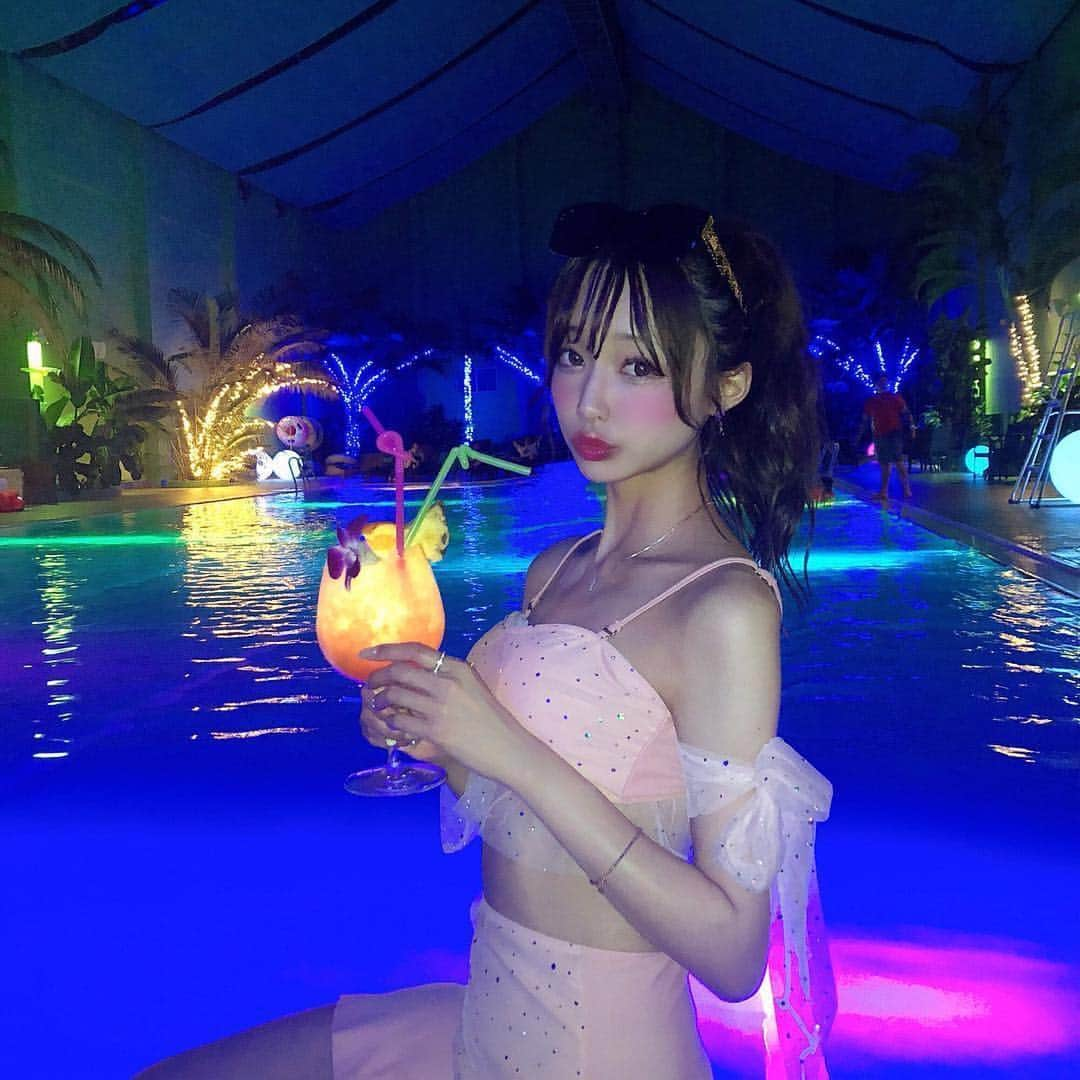 美女美容事情さんのインスタグラム写真 - (美女美容事情Instagram)「《光るカクテル⁈🍹》⠀ *⠀ リポストを使って、素敵な写真📷✨を投稿されてる方を紹介させて頂く⠀⠀⠀⠀ 【💄美女美容事情💅】のコーナーです✨⠀ *⠀⠀⠀⠀⠀⠀⠀ いいねやコメント、フォローして応援してね❤︎🥰🎶⁣⠀ *⠀⠀⠀⠀⠀⠀⠀ 今回ご紹介させて頂きますのは❤︎⠀ あやちゃんさん< @aya.you.love.r >の素敵なお写真📸⠀ *⠀ ナイトプールで光るカクテルを飲まれたそうです😊🍹長い脚に細い腕、スタイル良すぎて憧れます🥰⠀ 水着もオフショルのレースがアクセントになっていてとっても可愛いです💕⠀ *⠀⠀ あやちゃんさんのアカウントには他にも素晴らしい投稿が沢山ありますので是非覗いてみて💁‍♀️💙⠀ *⠀⠀ あやちゃんさん< @aya.you.love.r >⠀ 素敵な投稿ありがとうございました☺️📸✨⠀⠀⠀⠀⠀⠀⠀⠀ △▼△▼△▼△▼△▼△▼△▼△▼△▼⠀⠀⠀⠀⠀⠀⠀⠀⠀⠀⠀⠀⠀⠀⠀⠀⠀⠀⠀⠀⠀⠀⠀⠀⠀⠀⠀⠀⠀⠀⠀⠀⠀ ❤🧡💛「美女美容事情」💚💙💜⠀⠀⠀⠀⠀⠀⠀⠀⠀⠀⠀⠀⠀⠀⠀ 👇掲載ご希望の方は👇⠀⠀⠀⠀⠀⠀⠀⠀⠀⠀⠀⠀⠀⠀⠀⠀ @b_b_j.jタグ付けと🖤 # ビジョビ⠀🖤⠀⠀⠀⠀⠀⠀⠀⠀⠀⠀⠀⠀⠀⠀⠀ をタグ付けお願いします✨⠀⠀⠀⠀⠀⠀⠀⠀⠀⠀⠀⠀⠀⠀⠀⠀ ――――――――――――――――⠀⠀⠀⠀⠀⠀⠀⠀⠀⠀⠀⠀⠀⠀⠀⠀⠀⠀⠀⠀⠀⠀⠀ ～姉妹アカウントのご紹介～⠀⠀⠀⠀⠀⠀⠀⠀⠀⠀⠀⠀⠀⠀⠀⠀⠀⠀⠀⠀⠀⠀⠀⠀⠀⠀⠀ ◇美容情報を紹介している«美女美容事情～Beauty～»⠀⠀⠀⠀⠀⠀⠀⠀⠀⠀⠀⠀⠀⠀⠀⠀⠀⠀⠀⠀⠀⠀⠀⠀⠀⠀ ( @b_b_j.j_b )⠀⠀⠀⠀⠀⠀⠀⠀⠀⠀⠀⠀⠀⠀⠀⠀⠀⠀⠀⠀⠀⠀⠀⠀⠀⠀⠀ ◇美しい旅スポット紹介をしている«美 spot»⠀⠀⠀⠀⠀⠀⠀⠀⠀⠀⠀⠀⠀⠀⠀⠀⠀⠀⠀⠀⠀⠀⠀⠀⠀ ( @b__spo )⠀⠀ ⠀ ◇ビジョビがお届けするセレクトショップ«bi select»⠀ ( @bi_select )⠀ ⠀⠀⠀⠀⠀⠀⠀⠀⠀⠀⠀⠀⠀⠀⠀⠀⠀⠀⠀⠀⠀ よかったらこちらも覗いてみてね✨⠀ ――――――――――――――――⠀⠀⠀ @b_b_j.j⠀⠀ #可愛い #旅行 #沖縄 #bikini ⠀⁣⠀⠀⠀ #スタイル抜群  #自撮り女子 ⁣⠀⠀⠀ #女子力アップ #スタイル抜群 ⠀⠀⠀⠀⠀⠀ #美脚 #ビキニ👙 ⠀⠀⠀ #那覇  #沖縄旅行 ⠀ #旅行好き #沖縄好き ⠀ #くびれ  #沖縄大好き ⠀ #ビーチコーデ #ナイトプール ⠀ #プール  #プール👙 ⠀ #水着 #ビキニ ⠀⠀⠀ #トレンド #大人可愛い⠀⠀⠀⠀⠀⠀⠀⠀⠀⠀⠀⠀⁣⠀⠀⠀ #美意識 #美意識向上 ⠀⠀⠀ #美肌 #美尻 ⠀⠀⠀ #trip #okinawa」4月23日 20時57分 - b_b_j.j