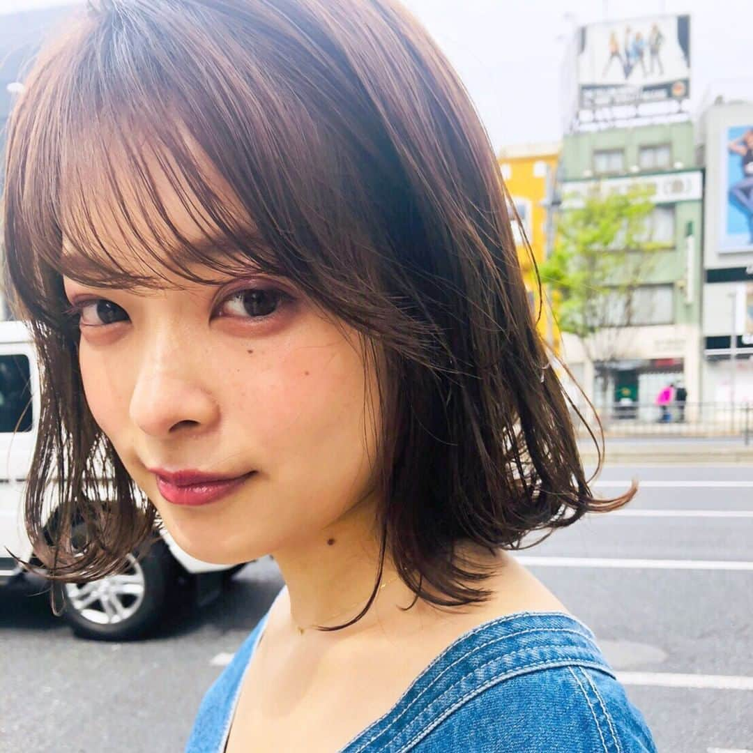 HAIRさんのインスタグラム写真 - (HAIRInstagram)「▷ Styling by 日野達也@tatsuyahino(Bella Dolce) . 🌼今日のおすすめヘア🌼  明るめミルクティーベージュなら春メイクも映える♡  シースルーバングでこなれ感もプラス。 . ---------------------------------- もっと【HAIR】の写真を見たい人は プロフィール画面のリンクをCLICK！ ---------------------------------- . #ミルクティーベージュ#大人かわいい#ミディアム #シースルーバング #春ヘア #春カラー #オフィスヘア #女子会ヘア #デートヘア #学校ヘア #新しい自分への出会い #ヘアスタイル #ヘアカラー #ヘアメイク #ヘアスタイリング #ヘアセット #ヘアアレンジ #セルフヘアアレンジ #簡単ヘアアレンジ #時短アレンジ #ヘアサロン #サロモ #サロンモデル #美容師 #女子力向上委員会 #お洒落さんと繋がりたい #お洒落好きな人と繋がりたい#hairisfashion #instahair #instagenic」4月23日 21時00分 - hair.cm