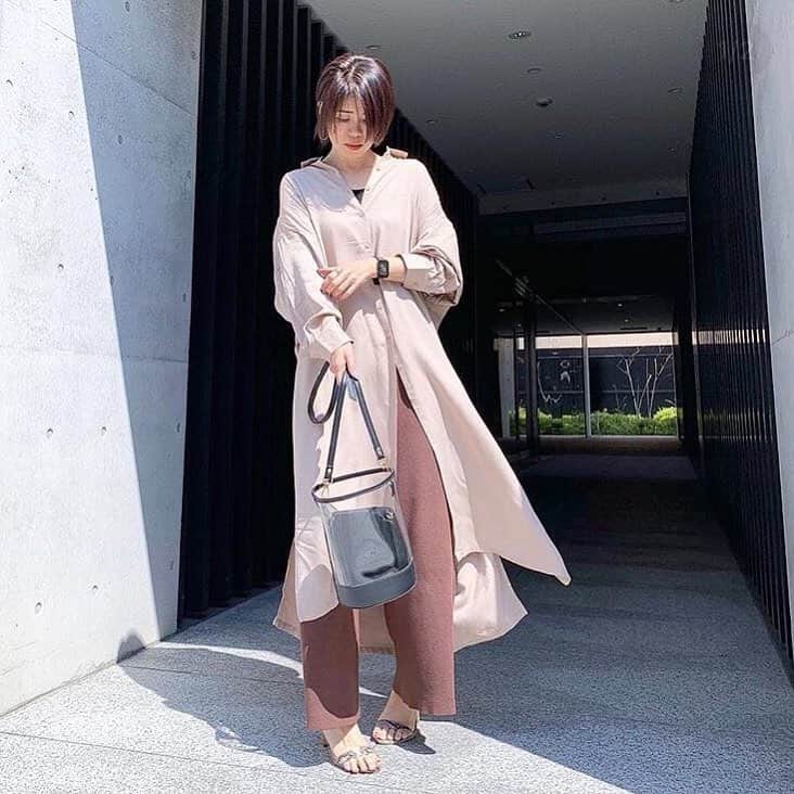 Locariのインスタグラム：「今年もレイヤードStyleが気になる！ @raimumama88 さんのインスタグラムを参考にお洒落なトレンドコーデにトライしてみてはいかがでしょうか♡ ． ． photo by @raimumama88　さん ． ． #レイヤードスタイル#ロングシャツ #ファッション #おしゃれ #服 #今日のファッション #今日のコーデ #今日の服 #スナップミー #コーデ #コーディネート #冬コーデ #着回し #着回しコーデ #着回し術 #大人カジュアル #大人コーデ #大人可愛い #カジュアル #カジュアルコーデ #ママコーデ #ママファッション #プチプラコーデ #プチプラファッション #プチプラ #シンプル」