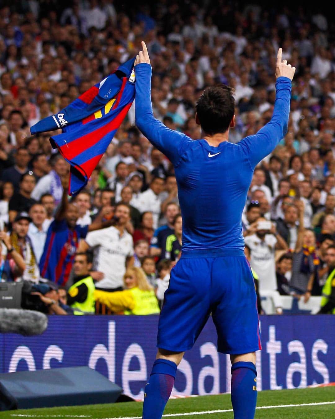 FCバルセロナさんのインスタグラム写真 - (FCバルセロナInstagram)「🔙 #OnThisDay 2⃣ years ago, #Messi500 and a last-second 3-2 win at the Santiago Bernabéu... ... Today, he is ⚽⚽⚽ away from #Messi600! Hace 2 años de esta imagen. Era el gol 5️⃣0️⃣0️⃣ de Leo. Hoy está a un hat-trick de sumar el 6️⃣0️⃣0️⃣. 🐐 @leomessi」4月23日 21時01分 - fcbarcelona