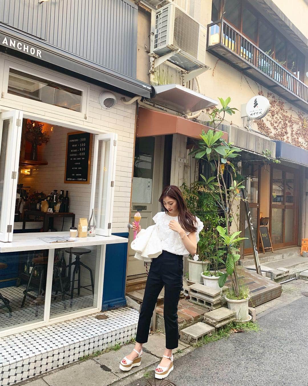 のインスタグラム：「質問がとっても多かった #coordinate 🙇‍♀️ 、 #jk & #tops @chesty_official  #pants @unitedarrows_official  #shoes @donobanweb  #bag @gucci 、 、 lace×lace ♡ 夏は白のトップスが多くなりそう♡ 、 それから、靴は夏に向けて新調した  @donobanweb です♡ 、 #みかちんとクレープ♡#ブラリ旅 #ootd#coordinate#white#black #chesty#code#scallop#fashion」