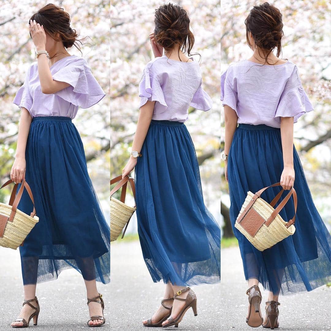 MUMUさんのインスタグラム写真 - (MUMUInstagram)「. . GUで購入したリネンブレンドフレアスリーブブラウスでコーデ。 麻50％レーヨン50％の混紡でごわごわ感もなくさらりと快適に着られます。 サイズはSでゆったりめ、カラーはパープル。 ボトムスは税込1,980円のたっぷりチュールロングスカートです＊ . トップス：#GU  スカート：#TheSecretBean  バッグ：#LOEWE 靴：#outletshoes  腕時計：#ダイソー . #プチプラコーデ #お洒落さんと繋がりたい #instagood #プチプラ #locari #instalike #服好きな人と繋がりたい #ootd #fashion #今日のコーデ #ヘアアレンジ #大人コーデ #大人可愛い #时尚 #潮流 #GUコーデ #gumania #R_fashion #きょコ #gu_for_all #GUstyle #リネンブレンドフレアスリーブブラウス #お団子ヘア」4月23日 21時05分 - mumudesukamumudesuyo
