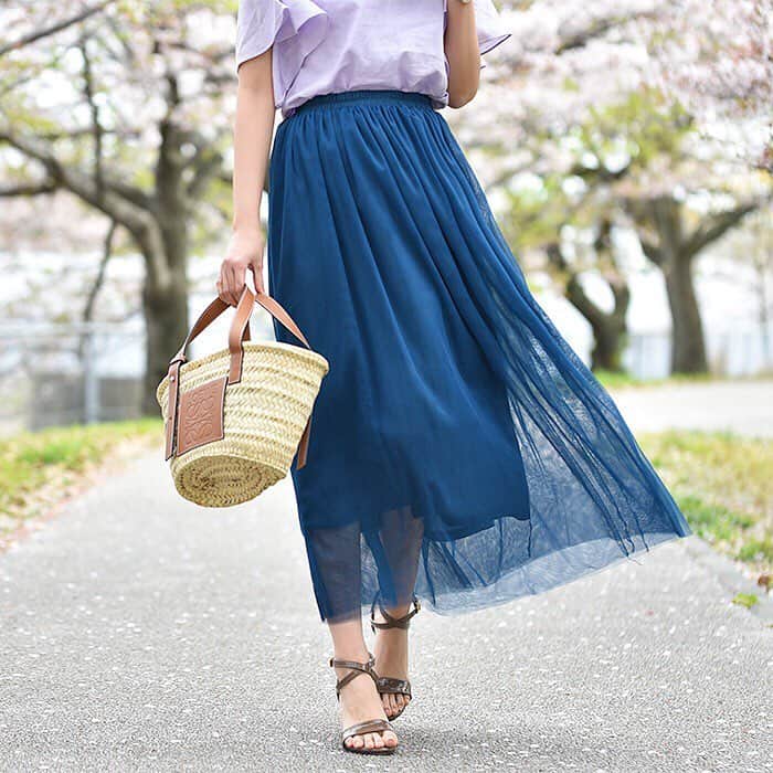 MUMUさんのインスタグラム写真 - (MUMUInstagram)「. . GUで購入したリネンブレンドフレアスリーブブラウスでコーデ。 麻50％レーヨン50％の混紡でごわごわ感もなくさらりと快適に着られます。 サイズはSでゆったりめ、カラーはパープル。 ボトムスは税込1,980円のたっぷりチュールロングスカートです＊ . トップス：#GU  スカート：#TheSecretBean  バッグ：#LOEWE 靴：#outletshoes  腕時計：#ダイソー . #プチプラコーデ #お洒落さんと繋がりたい #instagood #プチプラ #locari #instalike #服好きな人と繋がりたい #ootd #fashion #今日のコーデ #ヘアアレンジ #大人コーデ #大人可愛い #时尚 #潮流 #GUコーデ #gumania #R_fashion #きょコ #gu_for_all #GUstyle #リネンブレンドフレアスリーブブラウス #お団子ヘア」4月23日 21時05分 - mumudesukamumudesuyo