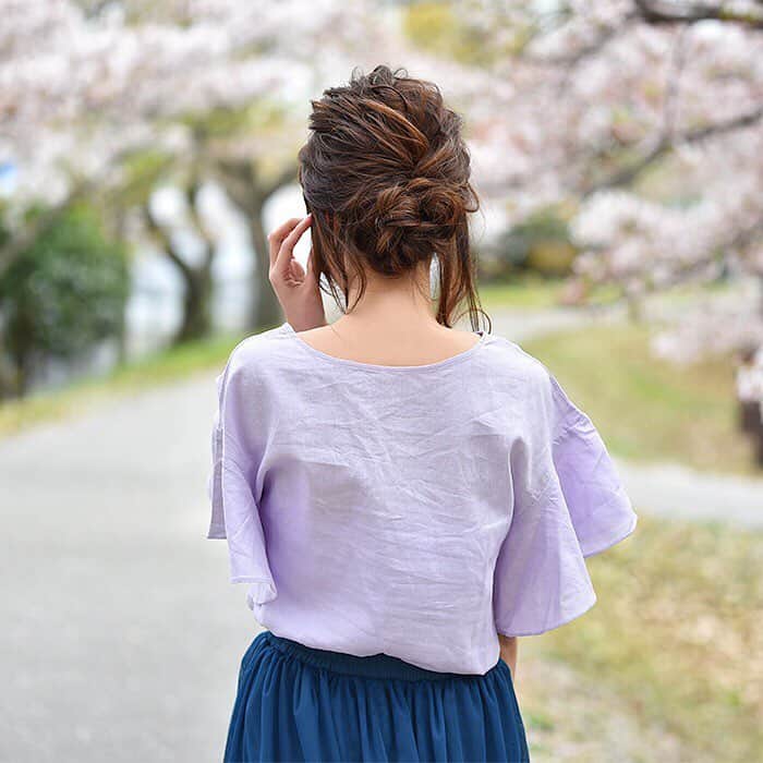 MUMUさんのインスタグラム写真 - (MUMUInstagram)「. . GUで購入したリネンブレンドフレアスリーブブラウスでコーデ。 麻50％レーヨン50％の混紡でごわごわ感もなくさらりと快適に着られます。 サイズはSでゆったりめ、カラーはパープル。 ボトムスは税込1,980円のたっぷりチュールロングスカートです＊ . トップス：#GU  スカート：#TheSecretBean  バッグ：#LOEWE 靴：#outletshoes  腕時計：#ダイソー . #プチプラコーデ #お洒落さんと繋がりたい #instagood #プチプラ #locari #instalike #服好きな人と繋がりたい #ootd #fashion #今日のコーデ #ヘアアレンジ #大人コーデ #大人可愛い #时尚 #潮流 #GUコーデ #gumania #R_fashion #きょコ #gu_for_all #GUstyle #リネンブレンドフレアスリーブブラウス #お団子ヘア」4月23日 21時05分 - mumudesukamumudesuyo