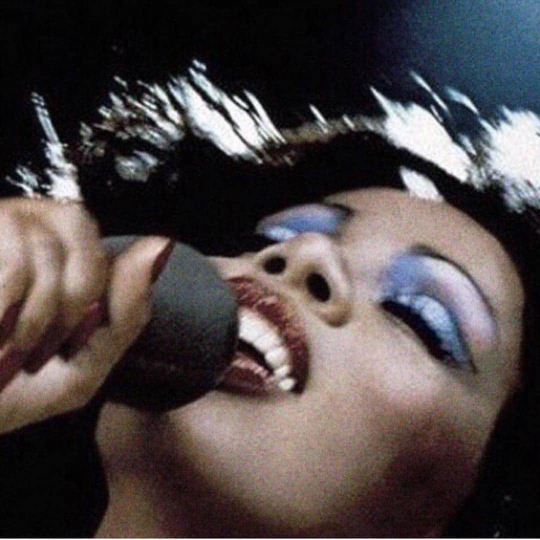 パット・マグラスさんのインスタグラム写真 - (パット・マグラスInstagram)「DONNA la DIVINA ⚡⚡⚡ The GORGEOUS Donna Summer from  1978’s “Live and More” giving major #EYEdols Single Eye Shadow #inspiration」4月23日 21時05分 - patmcgrathreal
