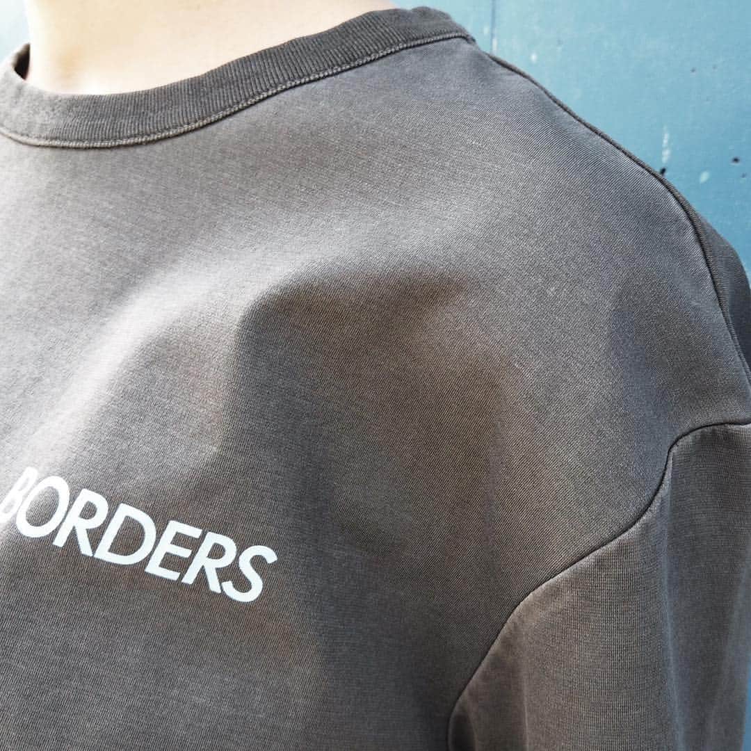 BORDERS at BALCONYのインスタグラム：「@bordersatbalcony_official のブランド #tee 「BORDERS TEE」は一枚一枚違う加工がされている唯一無二の #ヴィンテージ #teeです！すこし厚めのコットンを使用しているため、形は崩れにくく、#tshirt なのに体型が綺麗に見えます！代官山のインスタ映えスポット #青い壁 との相性がとても良いので、皆様もぜひ代官山に遊びに来たら #bordersatbalcony を着て、ここで撮影してくださいね！⁣⠀ ⁣⠀」