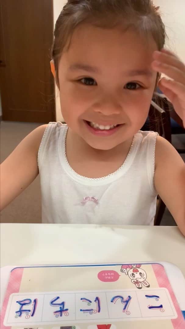 バイリンガル3兄妹のインスタグラム：「アルファベットと数字は結構かけるようになったけど  ひらがなはまだ書けない。  でも人見知りすぎてくもんも通えない😂  というわけで、おはなさんはお家で私とこどもちゃれんじすることにしたよ♡」
