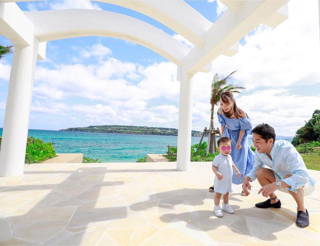 保田圭さんのインスタグラム写真 - (保田圭Instagram)「沖縄旅行の時に撮ってもらったファミリーフォトが届きました♡カメラマンさんに撮ってもらうと良い記念になるな\(//∇//)\ #chillma #沖縄旅行 #また改めてブログにも書かせてもらいますね」4月23日 21時11分 - keiyasuda1206