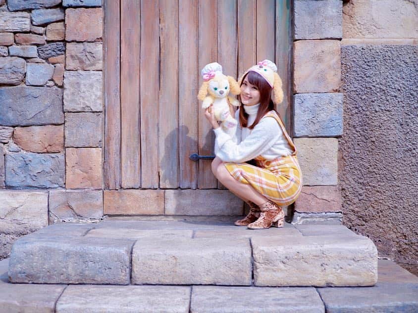 浅井麻里さんのインスタグラム写真 - (浅井麻里Instagram)「🐶🇭🇰﻿ ﻿ ディズニー共通年パス更新しました❤️❤️﻿ ﻿ いつのまにかもう5年目！🤣💕﻿ 小さい頃から大好きで、たくさん思い出があって、﻿ 大人になってもいろんな夢や感動をくれる﻿ ほんとなくてはならない大好きな場所✨🏰﻿ ﻿ お仕事終わりに夜だけ、とか﻿ 一日でランドとシー両方行く、とか﻿ 気軽に好きな風に行けるのも年パスの魅力✨﻿ これから一年またいっぱい行くぞ💓(๑˃̵ᴗ˂̵)ノ笑﻿ ﻿ ﻿ 💛クッキーバウンド💛﻿ まだ写真いっぱい🐶（笑）﻿ ﻿ ﻿ #クッキーバウンド#ディズニーシー#クッキーコーデ#ケープコッド#ディズニーコーデ#ダッフィーフレンズ#双子コーデディズニー#tokyodisneyresort#tokyodisneysea#disneysea#cookiebound#dazzlin」4月23日 21時12分 - mari_asai_625