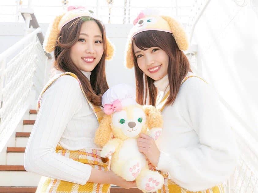 浅井麻里さんのインスタグラム写真 - (浅井麻里Instagram)「🐶🇭🇰﻿ ﻿ ディズニー共通年パス更新しました❤️❤️﻿ ﻿ いつのまにかもう5年目！🤣💕﻿ 小さい頃から大好きで、たくさん思い出があって、﻿ 大人になってもいろんな夢や感動をくれる﻿ ほんとなくてはならない大好きな場所✨🏰﻿ ﻿ お仕事終わりに夜だけ、とか﻿ 一日でランドとシー両方行く、とか﻿ 気軽に好きな風に行けるのも年パスの魅力✨﻿ これから一年またいっぱい行くぞ💓(๑˃̵ᴗ˂̵)ノ笑﻿ ﻿ ﻿ 💛クッキーバウンド💛﻿ まだ写真いっぱい🐶（笑）﻿ ﻿ ﻿ #クッキーバウンド#ディズニーシー#クッキーコーデ#ケープコッド#ディズニーコーデ#ダッフィーフレンズ#双子コーデディズニー#tokyodisneyresort#tokyodisneysea#disneysea#cookiebound#dazzlin」4月23日 21時12分 - mari_asai_625